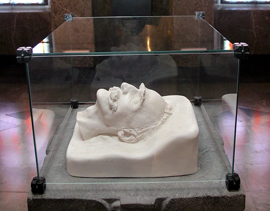 Muzeum Narodowe w Kielcach - rzeźba maski pośmiertnej Marszałka wykonana z alabastru - w 1990 r. zaginiony oryginał zastąpiono gipsową kopią. / 	Piotr Polak    /PAP