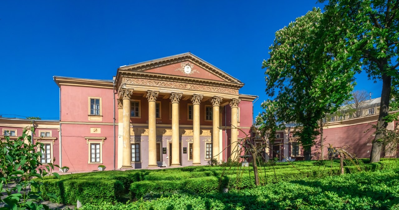 Muzeum Sztuki w Odessie na Ukrainie w słoneczny wiosenny dzień. Jedna z głównych galerii sztuki w mieście, 03.05.2020 r. /123RF/PICSEL