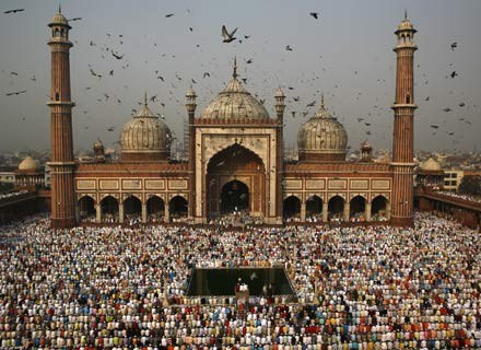 Muzułmanie modlą się w trakcie Ramadanu. Delhi, październik 2007 /AFP