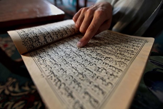 Muzułmanin czyta Koran w trakcie świętowania ramadanu /BILAWAL ARBAB /PAP/EPA