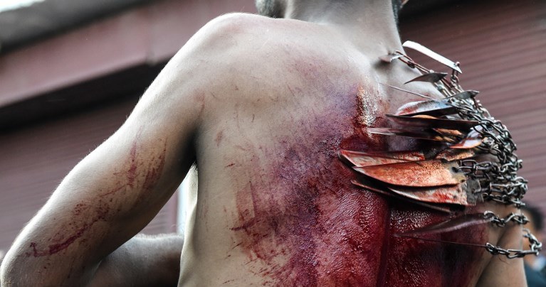 Muzułmanin samobiczujący się podczas święta Aszura /AFP