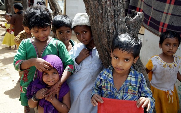 Muzułmańskie dzieci z Birmy, bawiące się na terenie obozu dla uchodźców na przedmieściach Dżammu w Indiach /JAIPAL SINGH  /PAP/EPA