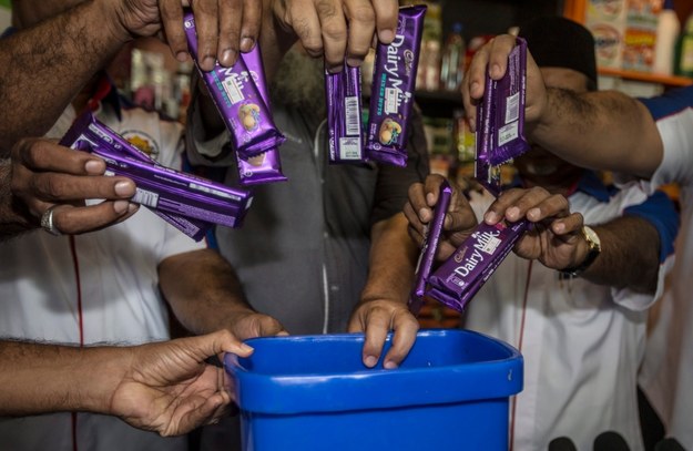 Muzułmańskie grupy broniące praw konsumenta nawołują do bojkotu Cadbury /AHMAD YUSNI /PAP/EPA