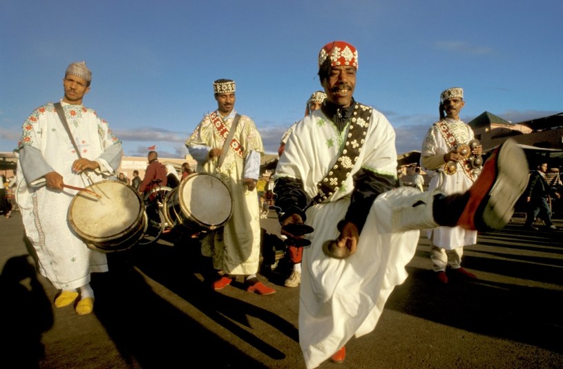 Muzycy gnaoua wykonujący tradycyjne tańce i muzykę na placu Jemaa el-fnaa W Marakeszu /123RF/PICSEL