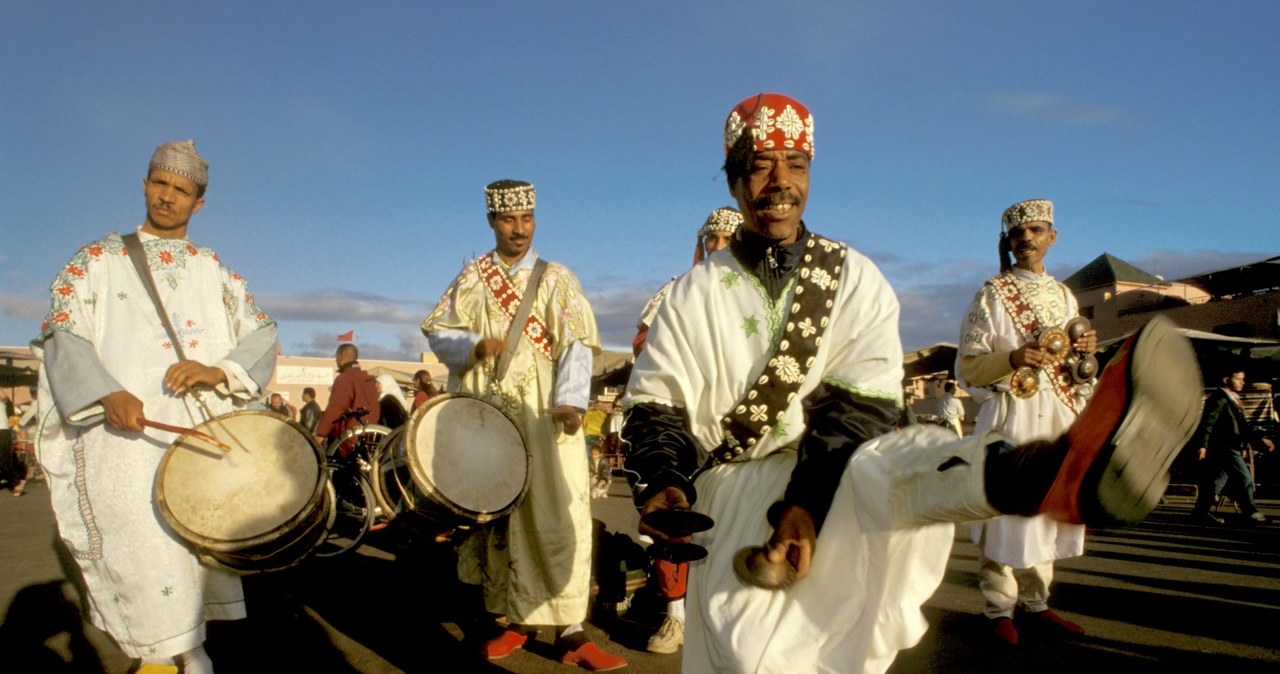 Muzycy gnaoua wykonujący tradycyjne tańce i muzykę na placu Jemaa el-fnaa W Marakeszu /123RF/PICSEL