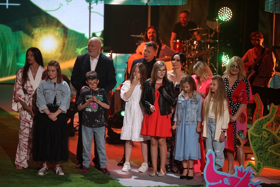 Muzycy Majka Jeżowska (P), Ania Wyszkoni (3P), Renata Przemyk (5P), Rafał Brzozowski (7P), Ryszard Rynkowski (4L) i Michał Szpak (L) oraz uczestnicy konkursu: Karolina Bajer (2P), Aurelia Radecka (4P), Weronika Bartczak (6P), Nikola Jodko (8P), Szymon Prokop (3L) i Andżelika Guściora (2L) podczas finału festiwalu Zaczarowanej Piosenki w Centrum Kongresowym ICE Kraków