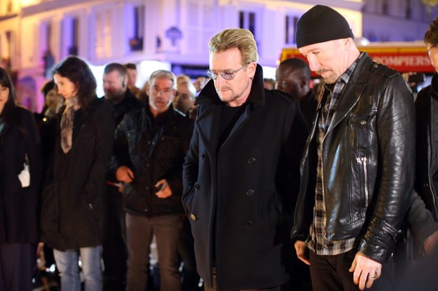Muzycy U2 przed klubem Bataclan /PAP/EPA/MALTE CHRISTIANS /PAP/EPA