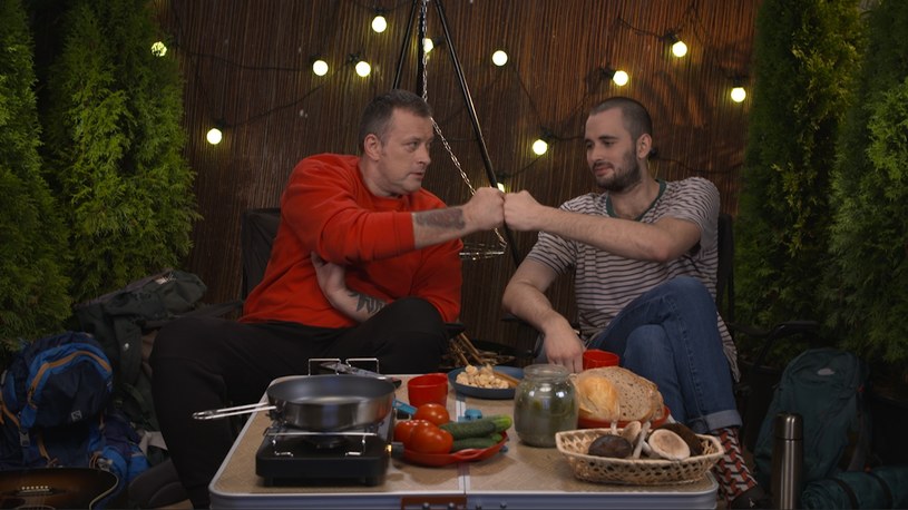 Muzyk Tymon Tymański i jego syn Kosma dołączają do komentujących w programie "Randki bez cenzury" /Polsat Cafe