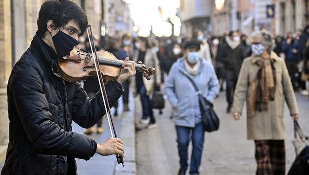 Muzyk uliczny w Rzymie /RICCARDO ANTIMIANI /PAP/EPA