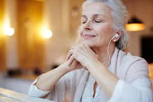 Muzyka na chorobę Alzheimera. Czy można zatrzymać objawy?
