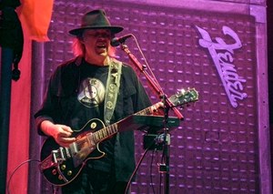 Muzyka Neila Younga znika ze Spotify. Powodem jest dezinformacja o szczepionkach