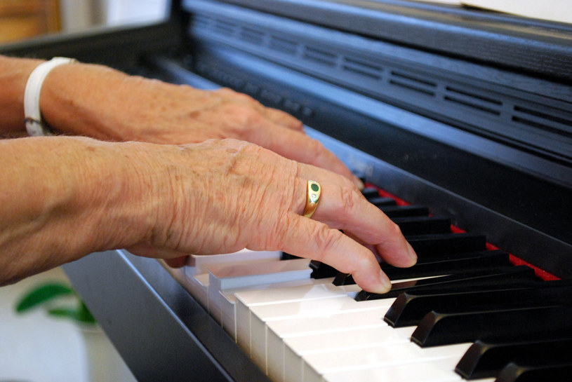 Muzyka powoduje, że pacjenci z chorobą Alzheimera są szczęśliwszy i mają niższy poziom lęku i strachu /123RF/PICSEL