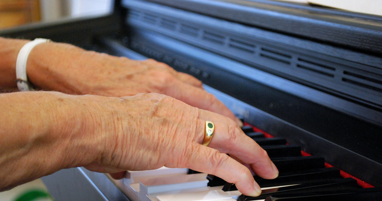 Muzyka powoduje, że pacjenci z chorobą Alzheimera są szczęśliwszy i mają niższy poziom lęku i strachu /123RF/PICSEL