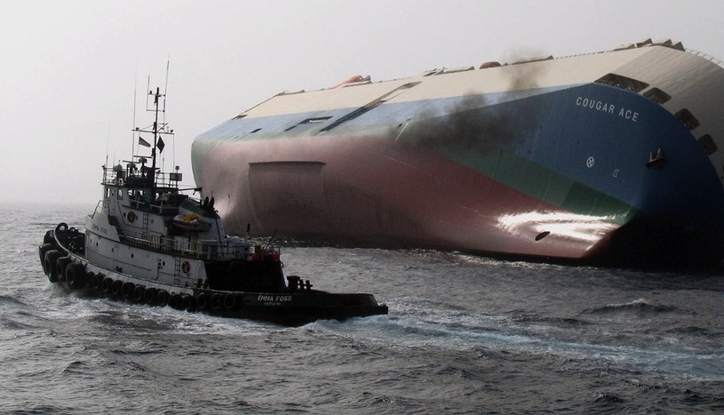 MV "Cougar Ace"  przewozil 4703 mazd  i 109 isuzu /Associated Press /East News
