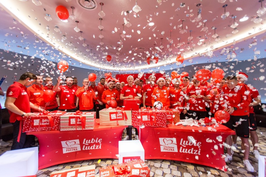 "My, piłkarze, jesteśmy grupą szczęściarzy. Robimy to, co lubimy, mamy komfortowe życie, dlatego naszym obowiązkiem jest pomagać ludziom, którzy mają ciężej" /Szlachetna Paczka /Materiały prasowe