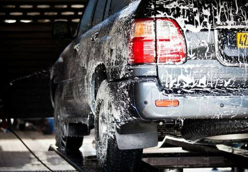 Mycie auta na myjni bezdotykowej nie jest trudne, ale warto uniknąć błędów /East News /East News