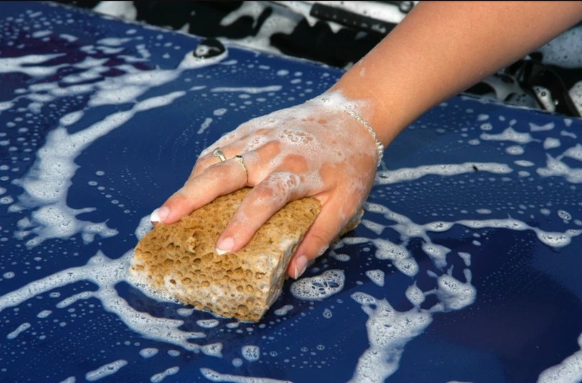 Mycie auta na posesji prywatnej jest dozwolone pod pewnymi warunkami /East News
