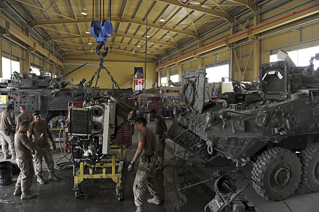 Mycie, czyszczenie i sprzątanie pojazdów przed długą podróżą do Afganistanu /AFP
