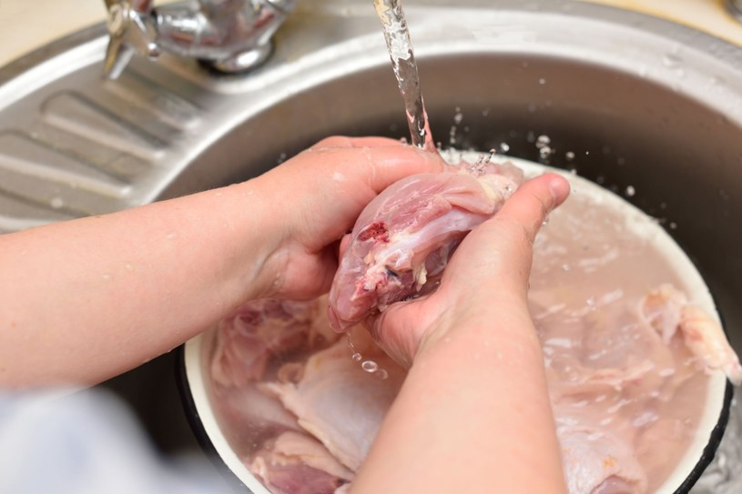 Mycie mięsa pod kranem, zwłaszcza drobiowego, to jeden z najczęstszych błędów /123RF/PICSEL