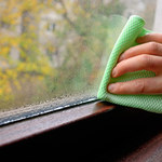 Mycie okien domowymi sposobami. Poznaj tanie i skuteczne metody