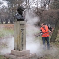  Mycie zdewastowanego pomnika płk Ryszarda Kuklińskiego w Krakowie