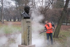 Mycie pomnika pułkownika Ryszarda Kuklińskiego w Krakowie