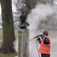  Mycie zdewastowanego pomnika płk Ryszarda Kuklińskiego w Krakowie