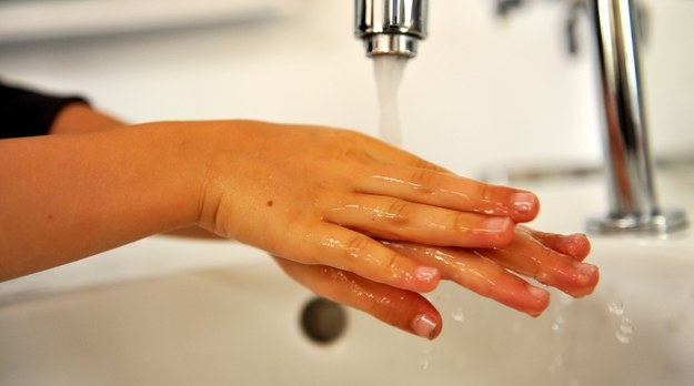 Mycie rąk poprawia nasze samopoczucie /FRANK LEONHARDT /PAP/EPA