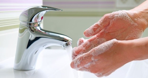 Mycie rąk w ciepłej wodzie może być szkodliwe dla zdrowia /123RF/PICSEL