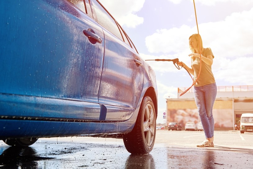 Mycie samochodu podczas upałów ma więcej wad, niż korzyści. /123rf.com /123RF/PICSEL