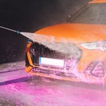 Mycie samochodu w upale. Dlaczego brzmi to jak fatalny pomysł?