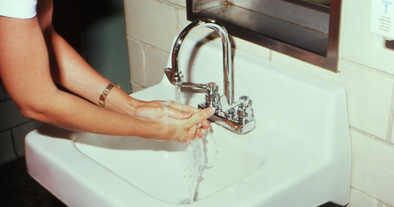Mycie twarzy samą wodą nie zawsze przynosi korzyści /CDC /pexels.com