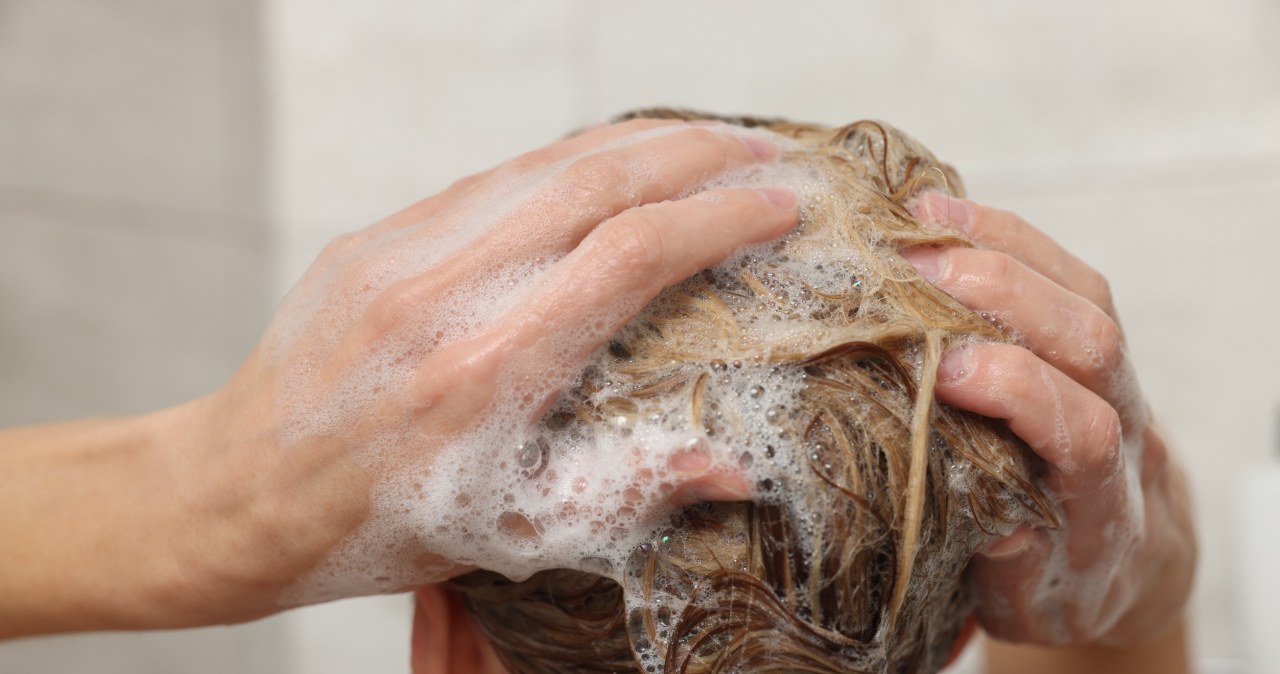 Mycie włosów domowym szamponem z mąki żytniej pozytywnie wpłynie na ich wygląd. Będą puszyste i błyszczące. /123RF/PICSEL