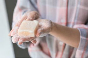 Sabão para tarefas especiais. Combate bactérias e fungos, reduz a aparência dos poros e suaviza-os.