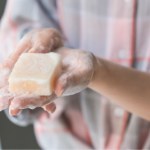 Mydło do zadań specjalnych. Zwalcza bakterie i grzyby, zmniejsza widoczność porów, wygładza