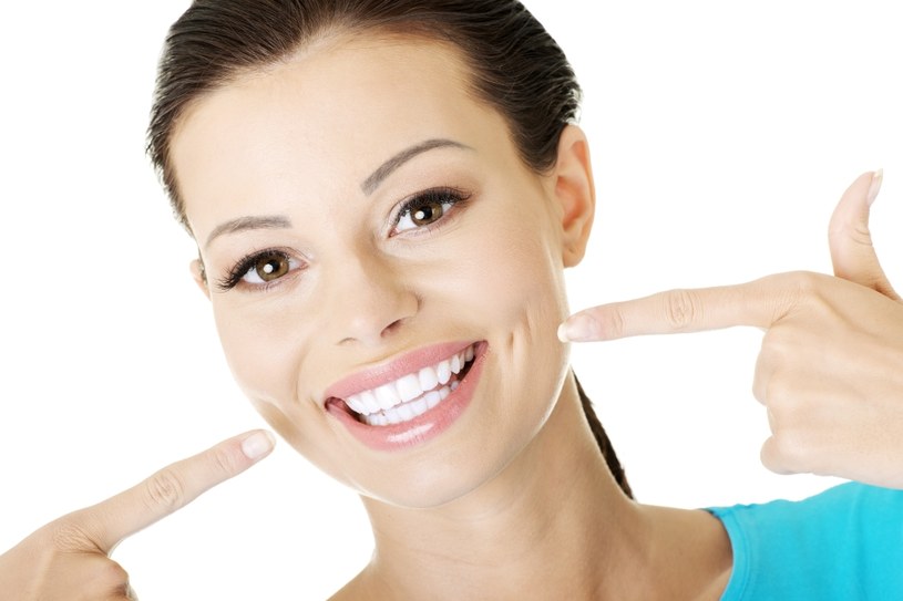 Myj zęby co najmniej dwa razy dziennie (choć po posiłku warto odczekać przynajmniej 15 minut, nim sięgniesz po szczoteczkę). /123RF/PICSEL