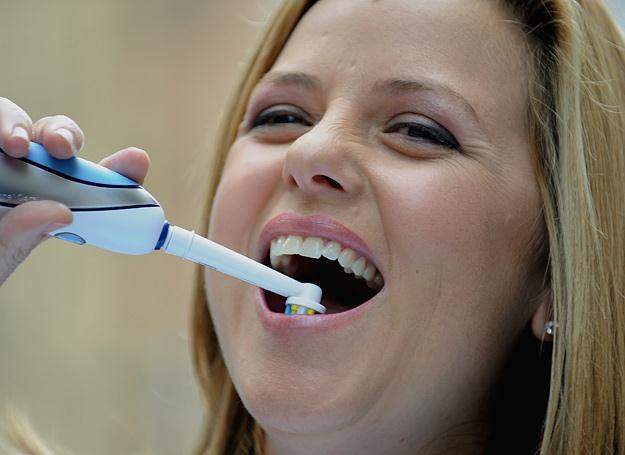 Myjąc zęby możesz zapobiec wielu groźnym chorobom /AFP