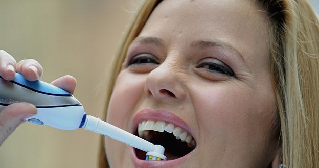 Myjąc zęby możesz zapobiec wielu groźnym chorobom /AFP