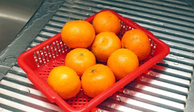 Myjesz mandarynki przed zjedzeniem? Prawdopodobnie i tak robisz to źle