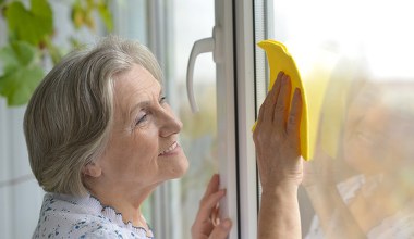 Myjesz okna na święta? Użyj tego, a będą lśniące aż do wiosny