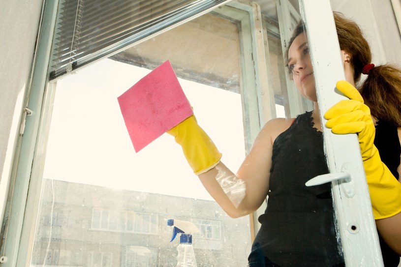 Myjesz okna w ten sposób? Nie dziw się, iż są całe w smugach