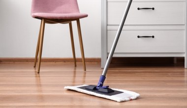 Myjesz panele w ten sposób? Szybko będziesz musiał wymienić je na nowe 