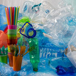 Myjesz plastikowe opakowania przed wyrzuceniem do śmieci? Sprawdź, czy na pewno trzeba to robić