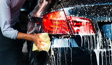 Myjesz samochód tym środkiem? Przestań, zanim uszkodzisz lakier