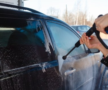 Myjesz tak auto, gdy jest mróz i zima? To wielki błąd