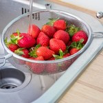 Myjesz truskawki na sitku? Wiele osób tak robi, nie wiedząc, że to błąd