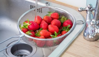 Myjesz truskawki na sitku? Wiele osób tak robi, nie wiedząc, że to błąd