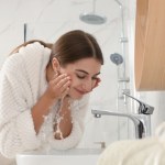 Myjesz twarz rano? Dowiedz się, dlaczego to błąd i uzyskaj nieskazitelną cerę