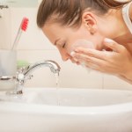 Myjesz twarz w ten sposób? Przyspieszasz powstawanie zmarszczek