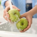 Myjesz w ten sposób owoce i warzywa? Zdziwisz się, ale to bez sensu 